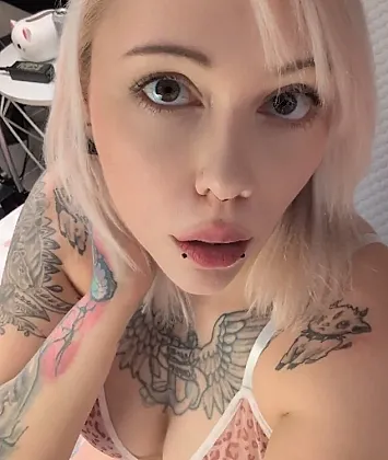 sarah_sky_official Thumb Image